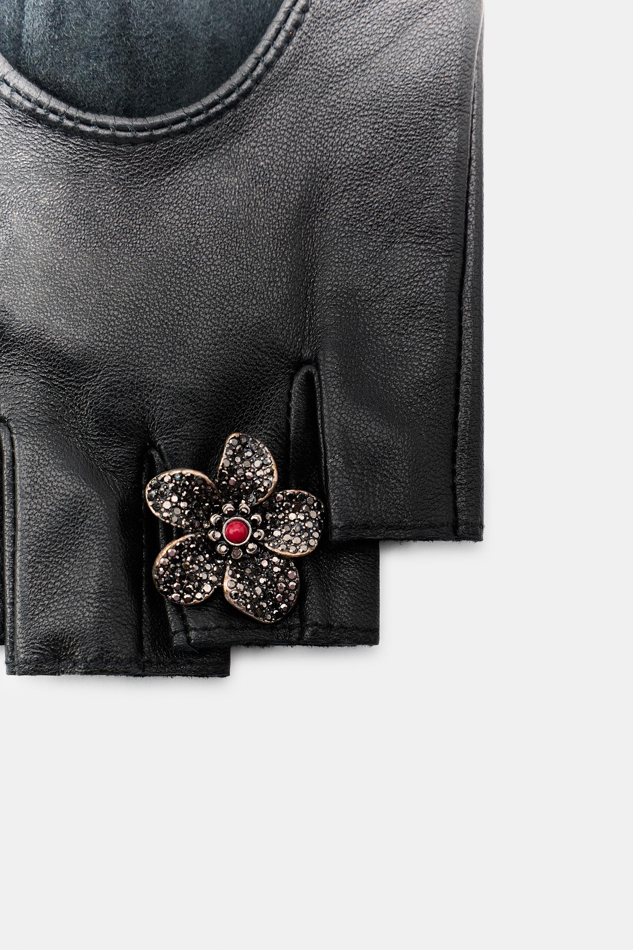 SHORT LEATHER GLOVES WITH BROOCHES